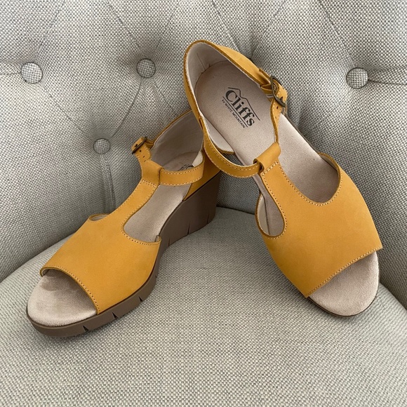 Cliffs by White Mountain Peep Toe T-Strap Wedge Sandal Mustard Leather Sz 8.5 - Picture 1 of 11